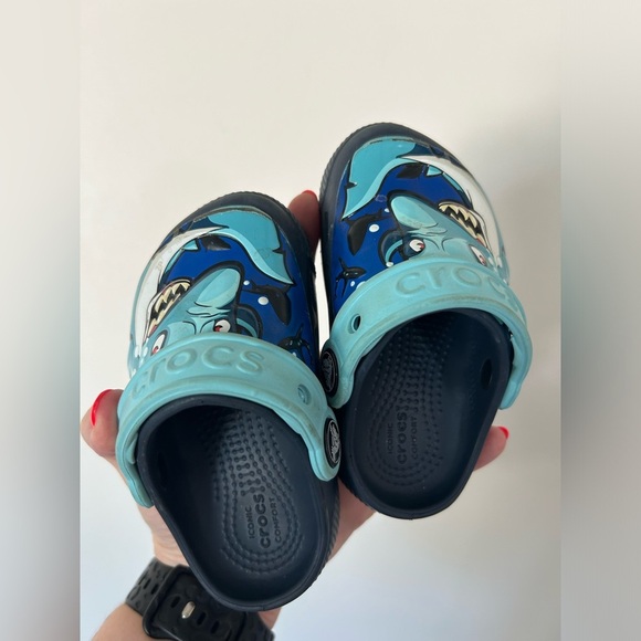 Crocs light up shark clogs - Picture 3 of 6